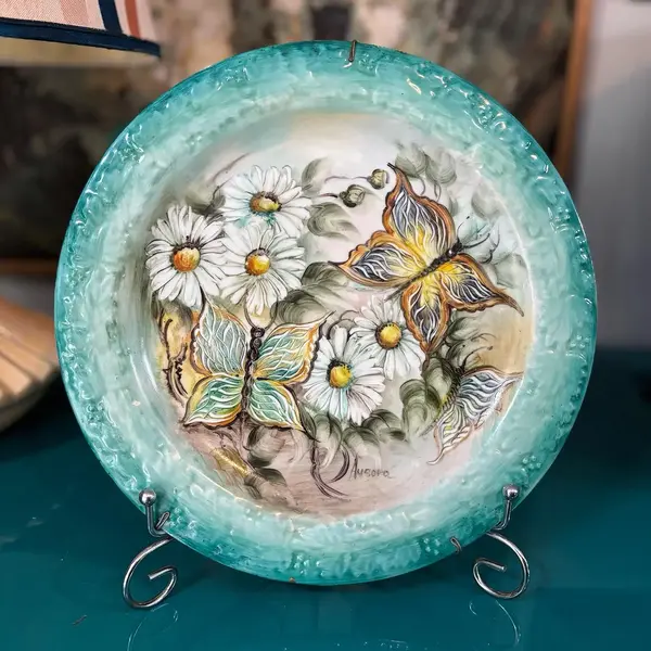 Foto de um(a) Lindo prato de parede em porcelana, pintado à mão, da categoria de Pratos Decorativos. Lindo prato de parede em porcelana, pintado à mão, assinado. Mostrado de uma perspectiva diferente. Vendido no marketplace Trésors.
