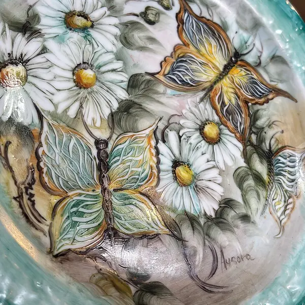 Foto de um(a) Lindo prato de parede em porcelana, pintado à mão, da categoria de Pratos Decorativos. Lindo prato de parede em porcelana, pintado à mão, assinado. Mostrado de uma perspectiva diferente. Vendido no marketplace Trésors.