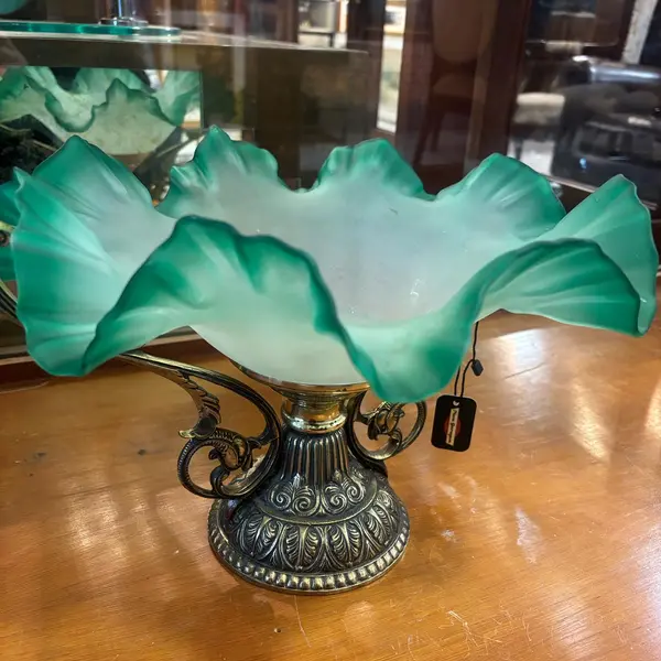 Foto de um(a) Antigo centro de mesa/fruteira em metal e vidro fosco na cor gelo e verde, da categoria de Centro de mesa. Antigo centro de mesa/fruteira, em metal e vidro fosco na cor gelo e verde degradê!. Mostrado de uma perspectiva diferente. Vendido no marketplace Trésors.