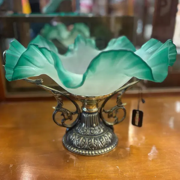 Foto de um(a) Antigo centro de mesa/fruteira em metal e vidro fosco na cor gelo e verde, da categoria de Centro de mesa. Antigo centro de mesa/fruteira, em metal e vidro fosco na cor gelo e verde degradê!. Mostrado de uma perspectiva diferente. Vendido no marketplace Trésors.