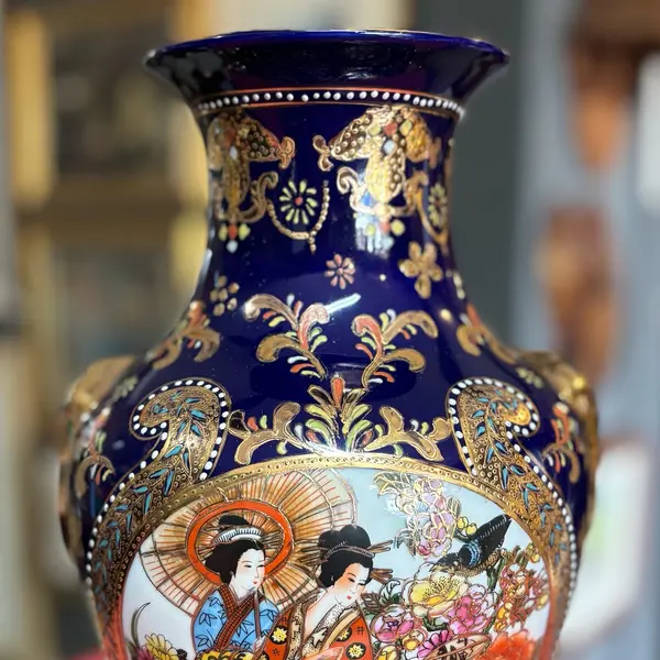 Foto de um(a) Vaso oriental em porcelana azul cobalto, pintado à mão, filetado a ouro, da categoria de Vasos. Antigo vaso oriental em porcelana azul cobalto, pintado à mão, filetado a ouro! ✨. Mostrado de uma perspectiva diferente. Vendido no marketplace Trésors.