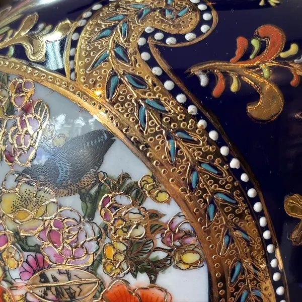 Foto de um(a) Vaso oriental em porcelana azul cobalto, pintado à mão, filetado a ouro, da categoria de Vasos. Antigo vaso oriental em porcelana azul cobalto, pintado à mão, filetado a ouro! ✨. Mostrado de uma perspectiva diferente. Vendido no marketplace Trésors.