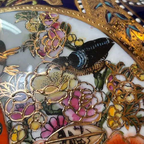 Foto de um(a) Vaso oriental em porcelana azul cobalto, pintado à mão, filetado a ouro, da categoria de Vasos. Antigo vaso oriental em porcelana azul cobalto, pintado à mão, filetado a ouro! ✨. Mostrado de uma perspectiva diferente. Vendido no marketplace Trésors.