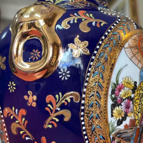 Foto de um(a) Vaso oriental em porcelana azul cobalto, pintado à mão, filetado a ouro, da categoria de Vasos. Antigo vaso oriental em porcelana azul cobalto, pintado à mão, filetado a ouro! ✨. Mostrado de uma perspectiva diferente. Vendido no marketplace Trésors.