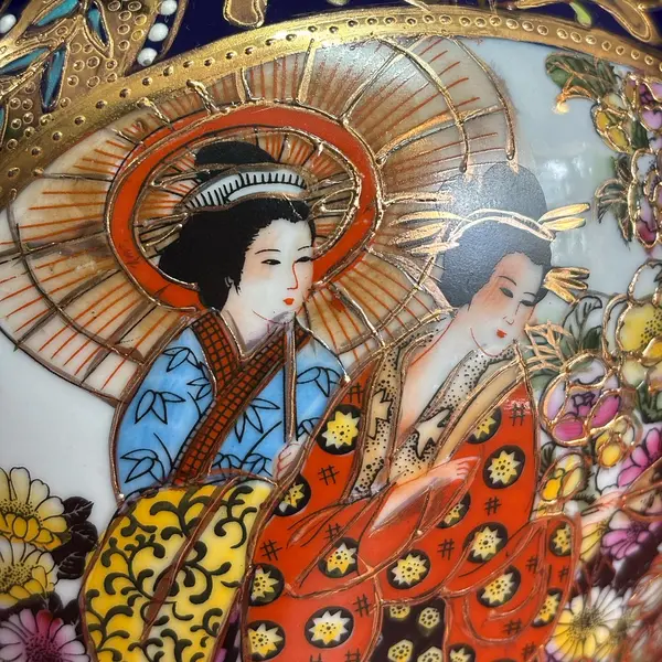 Foto de um(a) Vaso oriental em porcelana azul cobalto, pintado à mão, filetado a ouro, da categoria de Vasos. Antigo vaso oriental em porcelana azul cobalto, pintado à mão, filetado a ouro! ✨. Mostrado de uma perspectiva diferente. Vendido no marketplace Trésors.