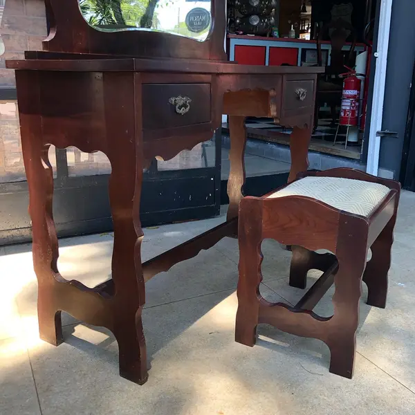 Foto de um(a) Penteadeira colonial em imbuia maciça, da categoria de Penteadeiras. Linda penteadeira colonial em imbuia maciça com banquinho. Mostrado de uma perspectiva diferente. Vendido no marketplace Trésors.