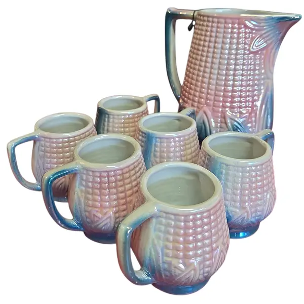Foto de um(a) Conjunto de Jarra e Canecas Espiga de Milho, da categoria de Conjuntos de servir. Magnífico conjunto de refresco vintage em cerâmica figurativa, apresentando um design detalhado em relevo de espiga de milho... Mostrado de uma perspectiva diferente. Vendido no marketplace Trésors.