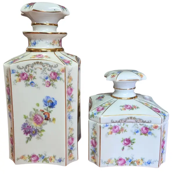 Foto de um(a) Conjunto de Lavabo em Porcelana com Cenas Galantes e Filetes a Ouro, da categoria de Conjunto de banheiro. Este encantador conjunto de toucador em porcelana fina é uma peça clássica de decoração, perfeita para adicionar um toque de... Mostrado de uma perspectiva diferente. Vendido no marketplace Trésors.