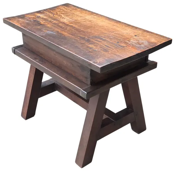 Foto de um(a) Mesa de Cabeceira em Madeira Maciça Antiga com Gaveta e Puxador de Madeira, da categoria de Cabeceiras. Excelente mesa de cabeceira confeccionada integralmente em madeira maciça de alta densidade e com estrutura robusta. Mostrado de uma perspectiva diferente. Vendido no marketplace Trésors.