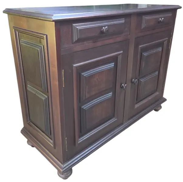 Foto de um(a) Cômoda em Madeira Maciça – Elegância e Durabilidade Vitalícia, da categoria de Cômodas e Sapateira. Transforme seu quarto com a presença imponente desta cômoda em madeira maciça, esta peça oferece a resistência real da... Mostrado de uma perspectiva diferente. Vendido no marketplace Trésors.