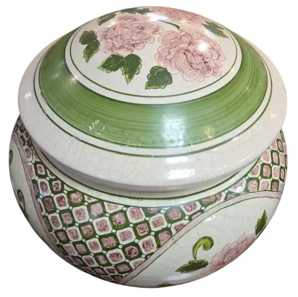 Foto de um(a) Potiche Cerâmica Luiz Salvador – Estilo Faiança com Pintura Floral e Base em Madeira, da categoria de Vasos. Exemplar autêntico da prestigiada Cerâmica Luiz Salvador (Itaipava), este pote decorativo com tampa combina o charme do... Mostrado de uma perspectiva diferente. Vendido no marketplace Trésors.