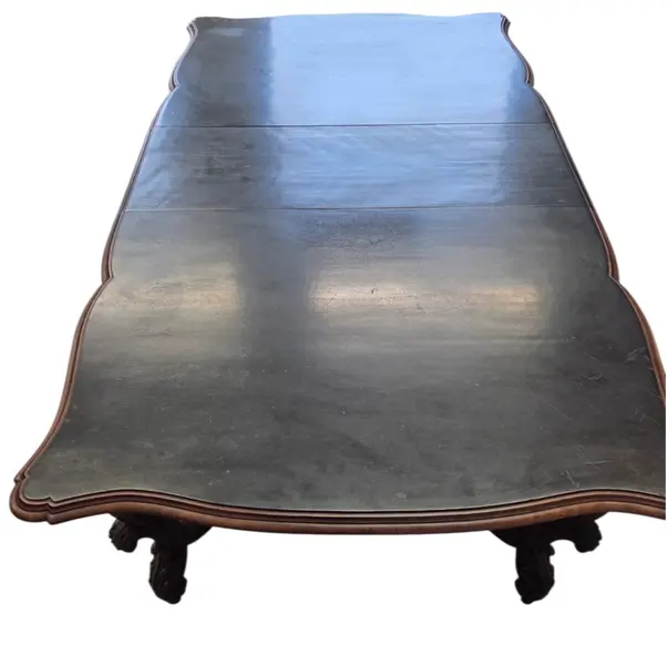 Foto de um(a) Mesa Extensível em Imbuia Maciça Entalhada a Mão, da categoria de Conjunto de mesas e cadeiras. A mesa apresenta entalhes ricos e bem definidos, evidenciando o trabalho artesanal da época. Ideal para ambientes... Mostrado de uma perspectiva diferente. Vendido no marketplace Trésors.