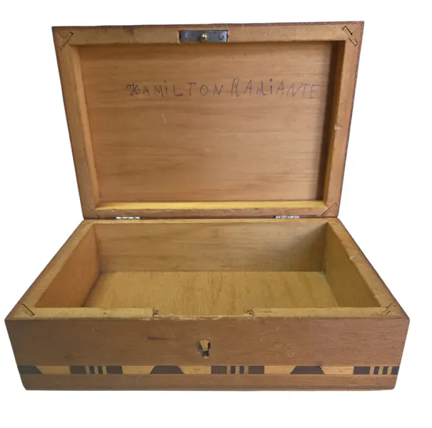 Foto de um(a) Porta-Joias Luxo em Marchetaria – Detalhe Floral de Rosas na Tampa, da categoria de Porta-Jóias. Com a beleza clássica da marcenaria tradicional, este porta-joias destaca-se pela sua tampa ricamente trabalhada em... Mostrado de uma perspectiva diferente. Vendido no marketplace Trésors.