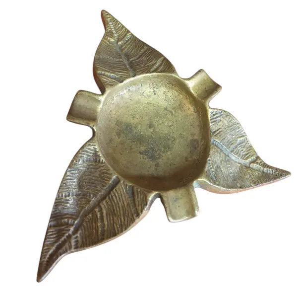 Foto de um(a) Cinzeiro Escultural em Bronze Maciço – Formato Flor em Pétalas, da categoria de Cinzeiros. Uma verdadeira joia para a sua mesa. Este cinzeiro em formato de flor é fundido em bronze maciço, apresentando um peso... Mostrado de uma perspectiva diferente. Vendido no marketplace Trésors.