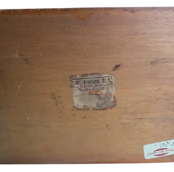 Foto de um(a) Porta-Joias Luxo em Marchetaria – Detalhe Floral de Rosas na Tampa, da categoria de Porta-Jóias. Com a beleza clássica da marcenaria tradicional, este porta-joias destaca-se pela sua tampa ricamente trabalhada em... Mostrado de uma perspectiva diferente. Vendido no marketplace Trésors.