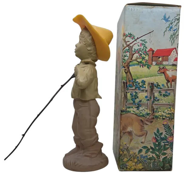 Foto de um(a) Perfume Avon Menino Pescador Vintage, da categoria de Outros colecionáveis. Perfume Avon Menino Pescador Vintage. Mostrado de uma perspectiva diferente. Vendido no marketplace Trésors.