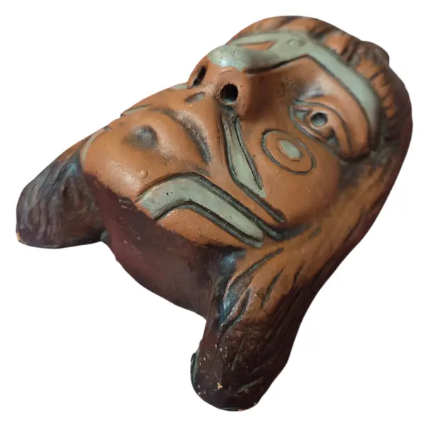 Foto de um(a) Máscara Decorativa em Cerâmica – Estilo Indígena, da categoria de Escultura. Bela máscara decorativa confeccionada em cerâmica (terracota). Peça com detalhes entalhados e pintura artesanal, ideal para... Mostrado de uma perspectiva diferente. Vendido no marketplace Trésors.
