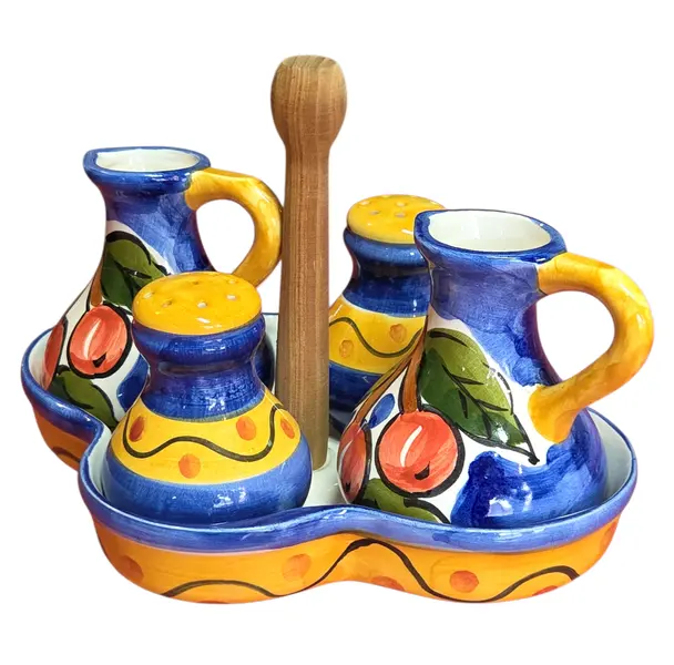 Foto de um(a) Galheteiro de Cerâmica Artesanal 5 Peças, da categoria de Saleiros e pimenteiros. Adicione charme e cor à sua mesa com este lindo galheteiro em cerâmica pintada à mão. Com um design orgânico e cores... Mostrado de uma perspectiva diferente. Vendido no marketplace Trésors.