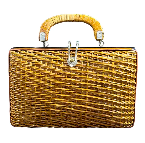 Foto de um(a) Bolsa Vime Vintage 01, da categoria de Bolsas. Bolsa vintage em vime, um clássico desde a década de 50 à década de 70, estimasse q esta seja de meados de 60. Essas... Vendido no marketplace Trésors.