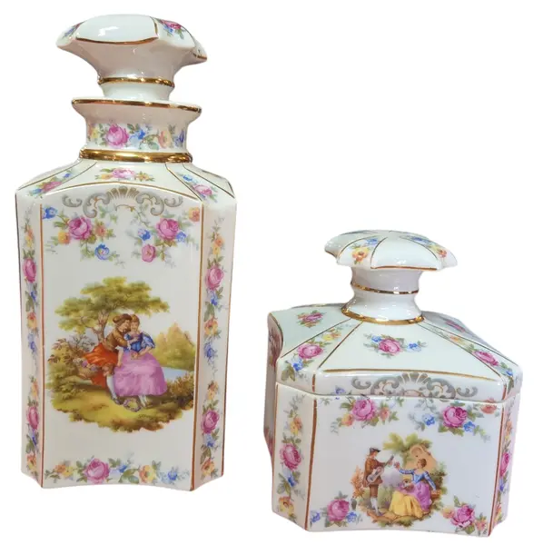 Foto de um(a) Conjunto de Lavabo em Porcelana com Cenas Galantes e Filetes a Ouro, da categoria de Conjunto de banheiro. Este encantador conjunto de toucador em porcelana fina é uma peça clássica de decoração, perfeita para adicionar um toque de... Mostrado de uma perspectiva diferente. Vendido no marketplace Trésors.