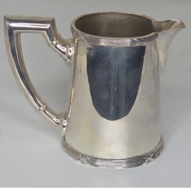 Foto de um(a) Raro Jogo de Prata Wolff 90 – 6 Peças de Alto Luxo, da categoria de Bules. Invista na tradição da prataria mundial com este conjunto exclusivo da renomada marca Wolff. Com banho de Prata 90 —... Mostrado de uma perspectiva diferente. Vendido no marketplace Trésors.