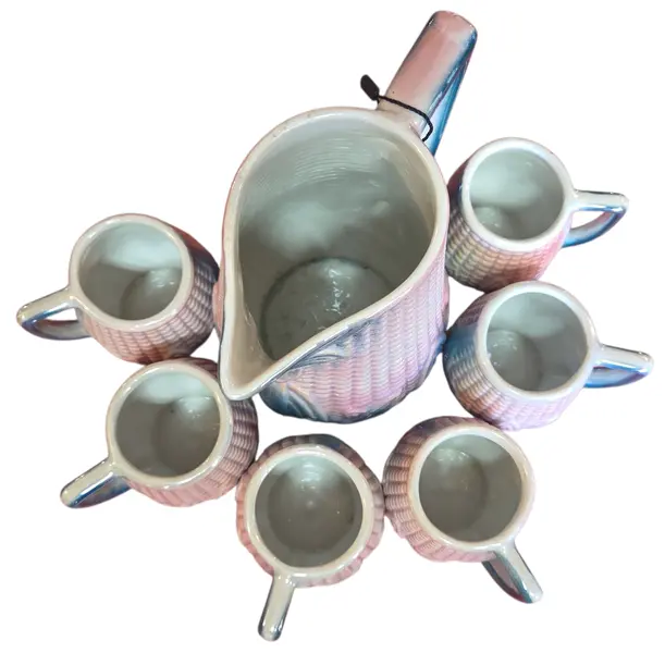 Foto de um(a) Conjunto de Jarra e Canecas Espiga de Milho, da categoria de Conjuntos de servir. Magnífico conjunto de refresco vintage em cerâmica figurativa, apresentando um design detalhado em relevo de espiga de milho... Mostrado de uma perspectiva diferente. Vendido no marketplace Trésors.