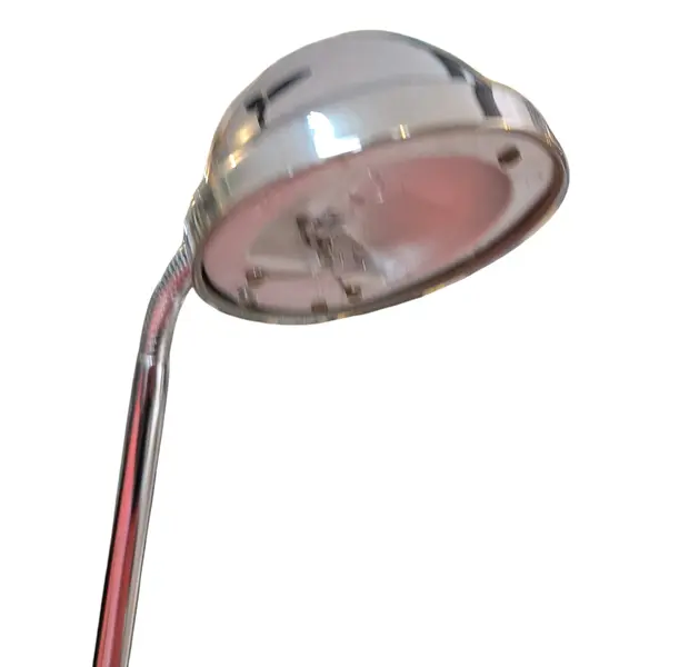 Foto de um(a) Luminária de Mesa Vintage Articulada Cromada, da categoria de Abajures. Esta luminária de mesa apresenta um acabamento cromado de alto brilho, ideal para quem busca um toque Industrial para o... Mostrado de uma perspectiva diferente. Vendido no marketplace Trésors.