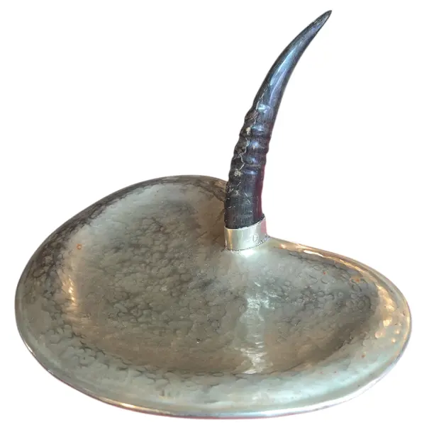 Foto de um(a) Bandeja de Mesa em Cobre Espessurado em Prata - Chifre, da categoria de Bandejas. Fabricada em cobre com um espesso banho de prata, a peça apresenta uma textura martelada artesanalmente que cria um jogo de... Vendido no marketplace Trésors.