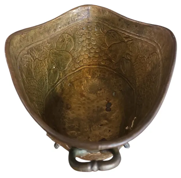 Foto de um(a) Floreira ornamentada em Latão, da categoria de Cachepot. Mostrado de uma perspectiva diferente. Vendido no marketplace Trésors.