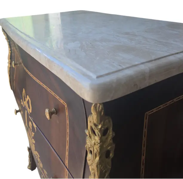 Foto de um(a) Mini Cômoda Clássica em Madeira Nobre, Marchetaria e Mármore Travertino, da categoria de Cômodas e Sapateira. Elegância Atemporal e Materiais Nobres Esta belíssima mesa de cabeceira (ou mini cômoda) é uma peça que exala o rigor e o... Mostrado de uma perspectiva diferente. Vendido no marketplace Trésors.