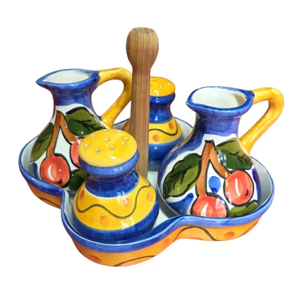 Foto de um(a) Galheteiro de Cerâmica Artesanal 5 Peças, da categoria de Saleiros e pimenteiros. Adicione charme e cor à sua mesa com este lindo galheteiro em cerâmica pintada à mão. Com um design orgânico e cores... Vendido no marketplace Trésors.