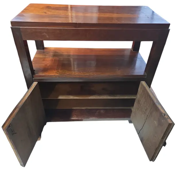 Foto de um(a) Mesa de Cabeceira em Imbuia, da categoria de Cabeceiras. Apresentamos uma peça autêntica do mobiliário brasileiro de meados do século XX. Esta mesa de cabeceira, confeccionada em... Mostrado de uma perspectiva diferente. Vendido no marketplace Trésors.