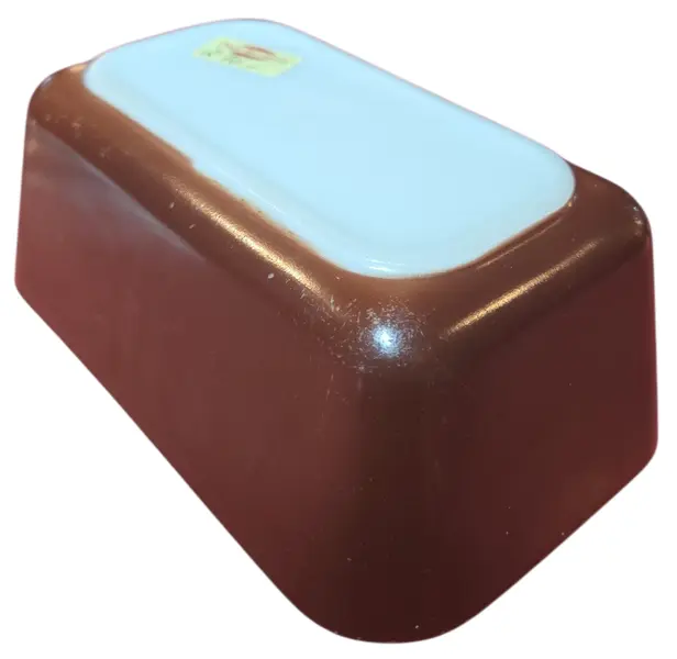 Foto de um(a) Manteigueira Pyrex USA Marrom - 502, da categoria de Outros utensílios. Adicione um toque de nostalgia e funcionalidade à sua cozinha ou coleção com esta autêntica peça Pyrex, fabricada nos... Mostrado de uma perspectiva diferente. Vendido no marketplace Trésors.
