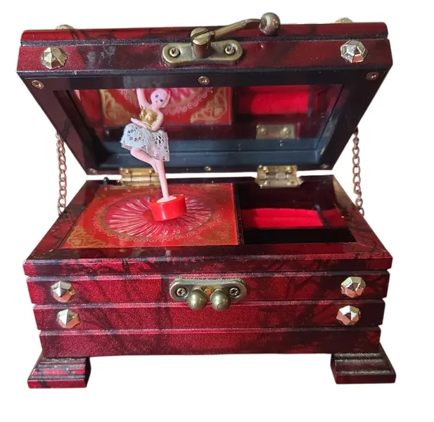Foto de um(a) Caixa de Música Baú, da categoria de Cestos e Caixas. Onde as memórias são guardadas. Esta caixa de música, esculpida no clássico formato de baú, é um convite à nostalgia. Com... Mostrado de uma perspectiva diferente. Vendido no marketplace Trésors.
