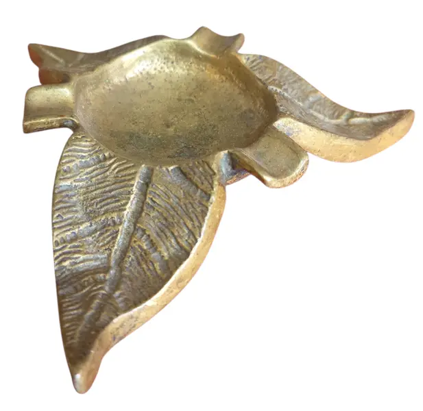 Foto de um(a) Cinzeiro Escultural em Bronze Maciço – Formato Flor em Pétalas, da categoria de Cinzeiros. Uma verdadeira joia para a sua mesa. Este cinzeiro em formato de flor é fundido em bronze maciço, apresentando um peso... Vendido no marketplace Trésors.