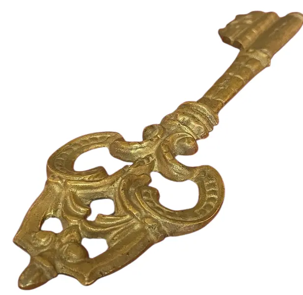 Foto de um(a) Chave Decorativa Vintage em Bronze Maciço, da categoria de Chaveiros. Adicione um toque de elegância histórica e mistério à sua decoração com esta magnífica chave ornamental em bronze. Mostrado de uma perspectiva diferente. Vendido no marketplace Trésors.