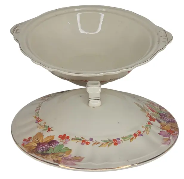 Foto de um(a) Sopeira Inglesa J&G Meakin Sunshine - Faiança "Autumn Fruits" com Friso a Ouro, da categoria de Terrinas de sopa. Belíssima sopeira antiga (terrina) em faiança inglesa, produzida pela renomada manufatura J&G Meakin, pertencente à icônica... Mostrado de uma perspectiva diferente. Vendido no marketplace Trésors.