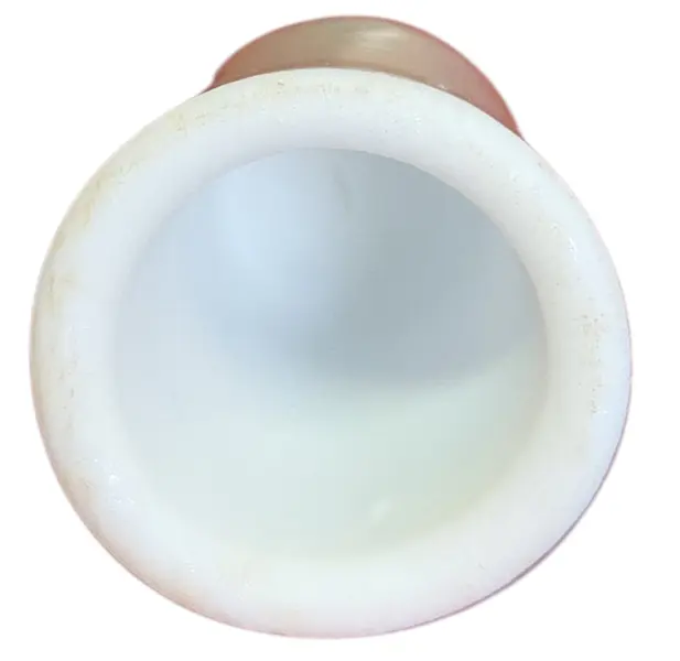 Foto de um(a) Dedal de Coleção em Porcelana - Estampa Menina Camponesa e Cesta de Flores, da categoria de Outros colecionáveis. Este delicado dedal colecionável em porcelana branca apresenta uma temática clássica e nostálgica, com ilustrações que... Mostrado de uma perspectiva diferente. Vendido no marketplace Trésors.