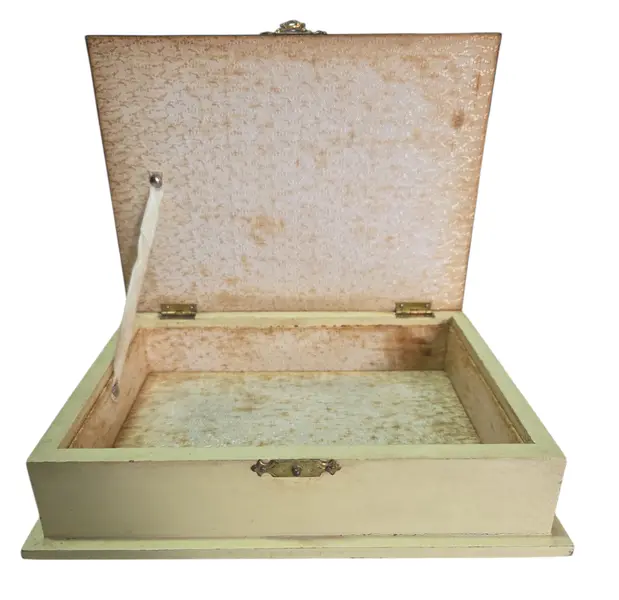 Foto de um(a) Caixa Decorativa Sorte e Flores – Detalhes em Metal Dourado, da categoria de Porta-Jóias. Encante-se com a delicadeza desta caixa exclusiva. Unindo o clássico símbolo da ferradura para atrair boas energias ao... Mostrado de uma perspectiva diferente. Vendido no marketplace Trésors.