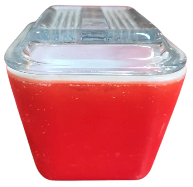 Foto de um(a) Manteigueira Pyrex Vintage USA Vermelho, da categoria de Outros utensílios para servir. Item clássico do design americano Mid-Century, este pote Pyrex original (Made in USA) é a peça vermelha da icônica série... Mostrado de uma perspectiva diferente. Vendido no marketplace Trésors.