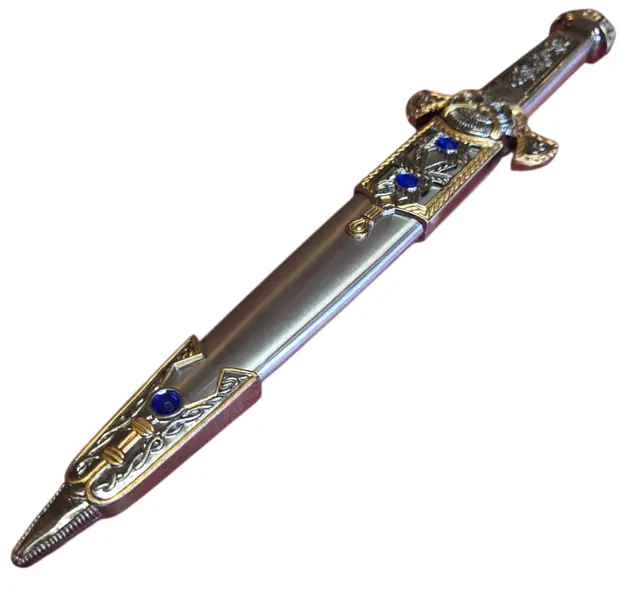 Foto de um(a) Adaga Decorativa de Fantasia com Bainha – Detalhes em Relevo e Cristais Sintéticos Azuis, da categoria de Facas. Adaga decorativa com design inspirado na fantasia épica, apresentando um acabamento refinado em tons de prata e ouro... Vendido no marketplace Trésors.