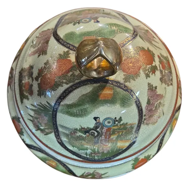 Foto de um(a) Potiche Porcelana Satsuma – Decoração Oriental, da categoria de Cachepot. Elegância e Tradição Oriental em Porcelana. Este belíssimo potiche com tampa é um exemplo da estética Satsuma, reconhecida... Mostrado de uma perspectiva diferente. Vendido no marketplace Trésors.