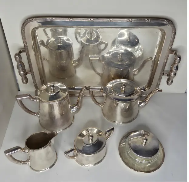 Foto de um(a) Raro Jogo de Prata Wolff 90 – 6 Peças de Alto Luxo, da categoria de Bules. Invista na tradição da prataria mundial com este conjunto exclusivo da renomada marca Wolff. Com banho de Prata 90 —... Mostrado de uma perspectiva diferente. Vendido no marketplace Trésors.