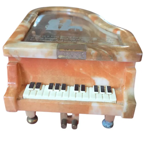 Foto de um(a) Caixa de Musica Piano, da categoria de Cestos e Caixas. maestria da música em miniatura. Esta caixa de música reproduz fielmente as linhas elegantes de um piano de cauda,... Vendido no marketplace Trésors.