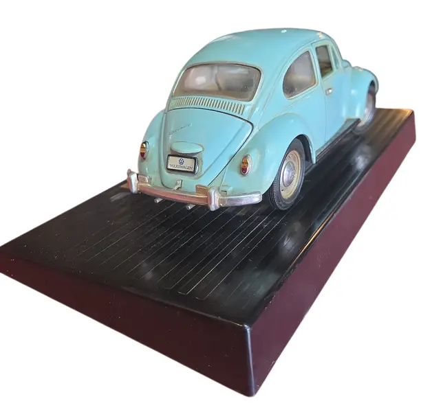 Foto de um(a) Miniatura Volkswagen Beetle (Fusca) 1967 - Azul - Escala 1:18 (Relíquia), da categoria de Carros e caminhões de brinquedo. Esta é uma peça indispensável para qualquer colecionador de clássicos: a miniatura do Volkswagen Beetle 1967. O modelo de... Mostrado de uma perspectiva diferente. Vendido no marketplace Trésors.