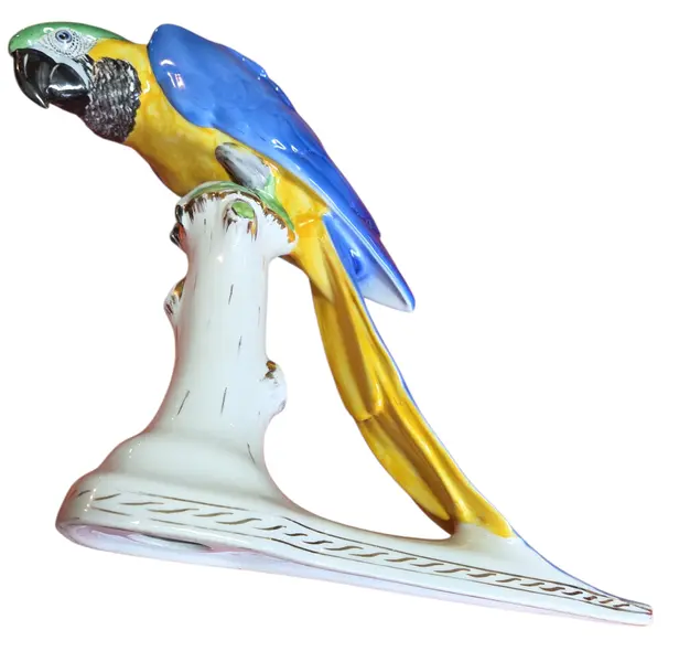 Foto de um(a) Escultura Arara Azul em Porcelana Fina – Pintada à Mão, da categoria de Objetos decorativos. Belíssima escultura em porcelana de alta qualidade, representando a majestosa Arara-Azul com detalhes realistas. Peça com... Mostrado de uma perspectiva diferente. Vendido no marketplace Trésors.