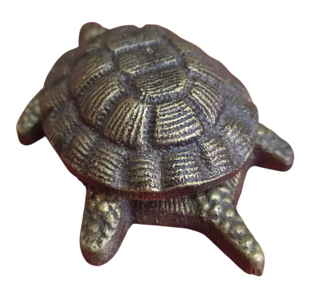 Foto de um(a) Cinzeiro Marinho: Tartaruga em Bronze, da categoria de Cinzeiros. Inspirada na longevidade e resistência das tartarugas marinhas, esta peça decorativa em bronze é um item de destaque para... Mostrado de uma perspectiva diferente. Vendido no marketplace Trésors.