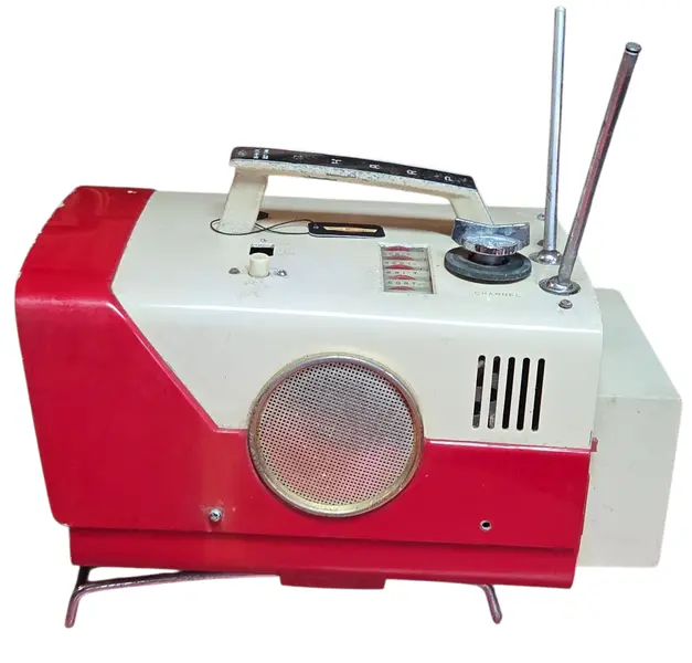 Foto de um(a) TV Antiga Portátil Sharp TRP-801 – Rara – Anos 60 – Design Space Age – Vermelha e Branca, da categoria de Outros colecionáveis. Relíquia para Colecionadores: Televisão Vintage Sharp Model TRP-801 Apresentamos a icônica Sharp TRP-801, um marco da... Mostrado de uma perspectiva diferente. Vendido no marketplace Trésors.