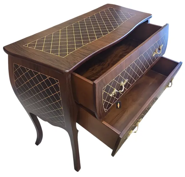 Foto de um(a) Comoda Bombê Xadrez Marchetaria e Bronze, da categoria de Cômodas e Sapateira. Esta magnífica cômoda estilo Bombê destaca-se pelo seu design curvilíneo imponente e pela riqueza de seus detalhes. O grande... Mostrado de uma perspectiva diferente. Vendido no marketplace Trésors.