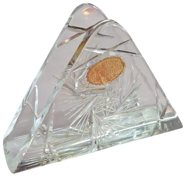 Foto de um(a) Porta-Guardanapos em Cristal Lapidado Santa Catarina, da categoria de Guardanapos de jantar. Peça clássica de mesa posta em cristal de alta qualidade, com lapidação tradicional em relevo. Produzido pela renomada marca... Mostrado de uma perspectiva diferente. Vendido no marketplace Trésors.